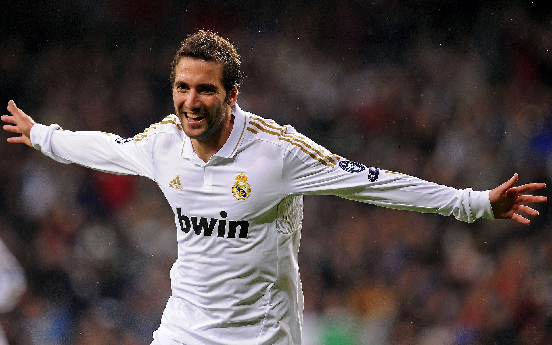 新兴足球赛事品牌多元发展，逐步建立行业标杆，新兴足球明星